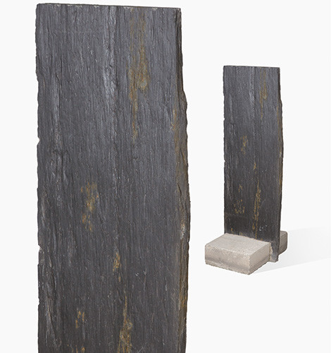 GRAPHITSTELE MIT BETONFUSS