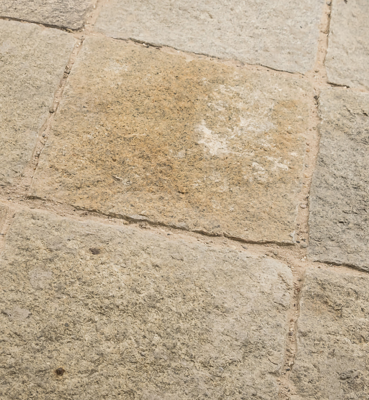 GRANIT GELBLICH-GRAU